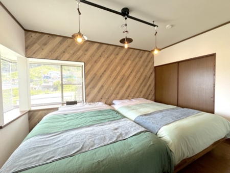 寝室①ダブルベッド2台