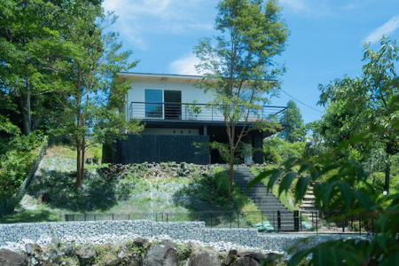 モダンなデザインが際立つ建物です。