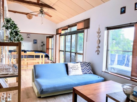 梁の見える高い天井は開放感あり