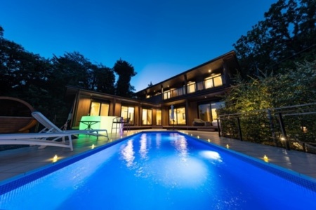 温水プールで冬も楽しめる